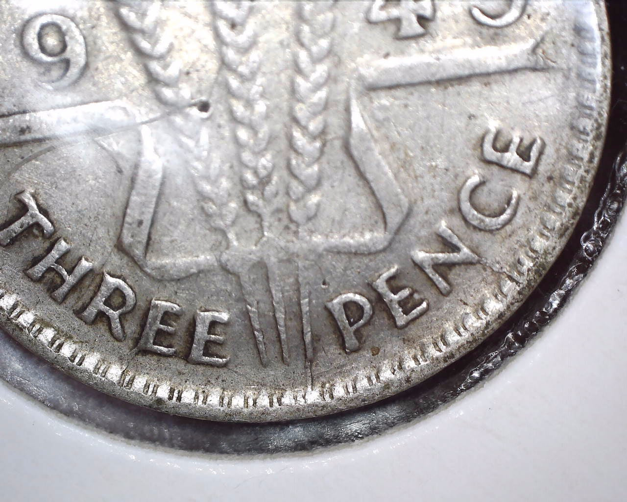 1943 - M Australian Three Pence - 92.5% Silver - Die Crack Error