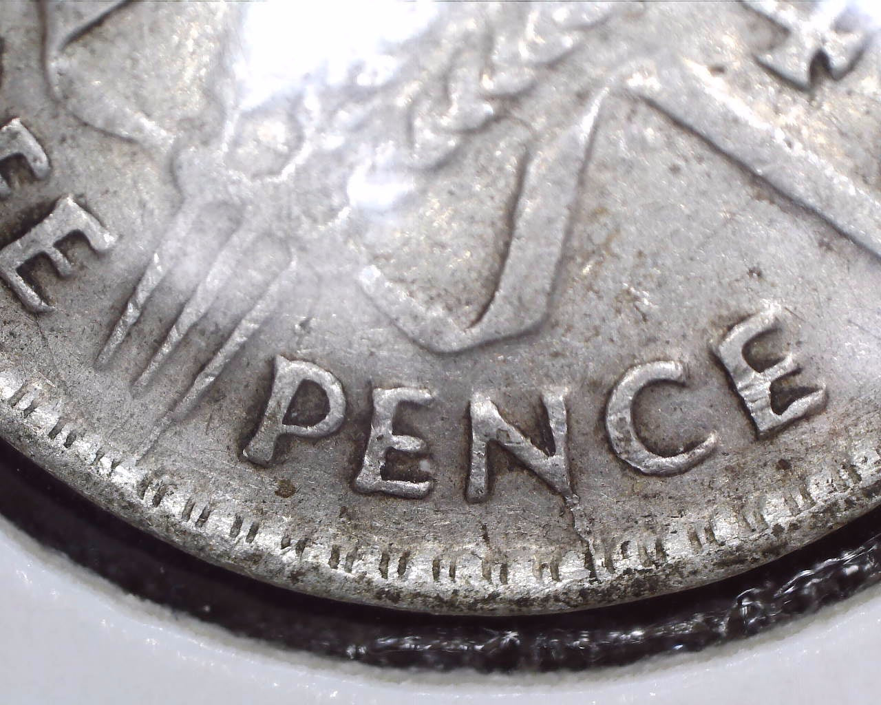 1943 - M Australian Three Pence - 92.5% Silver - Die Crack Error