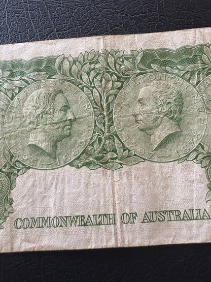 1961 Australian One Pound Banknote - Coombs Wilson HF07 590892